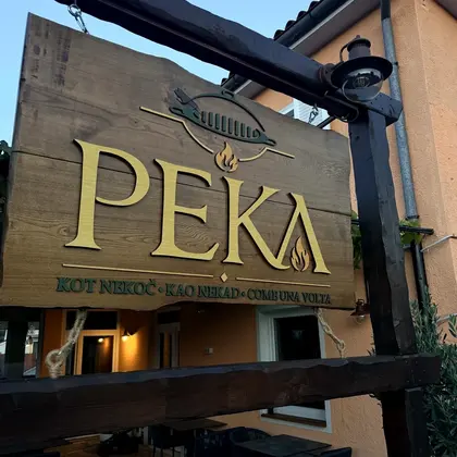 Lesen napis PEKA nad vhodom