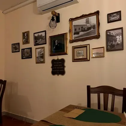 Stare fotografije na steni jedilnice